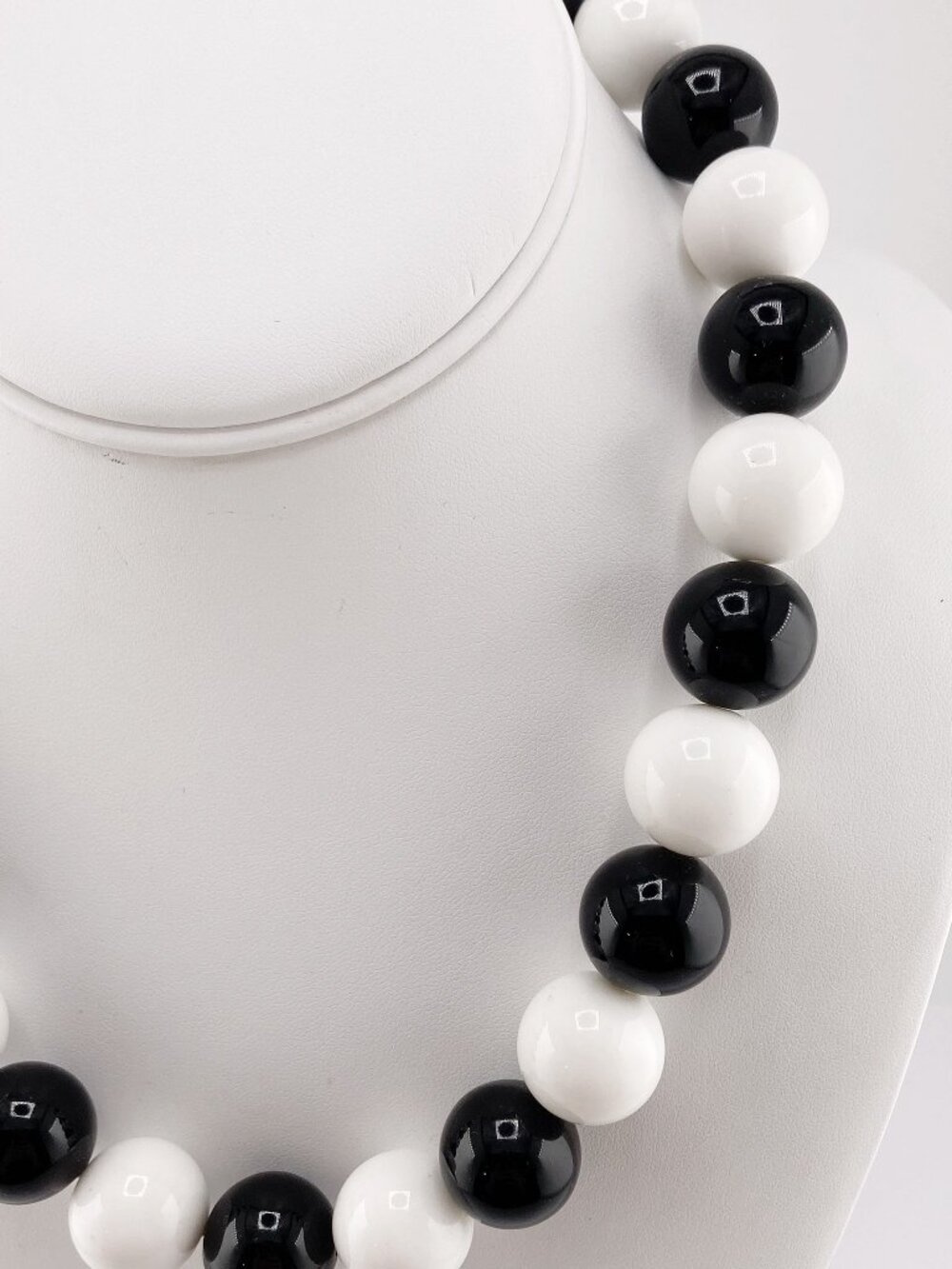 VINTAGE Chunky black and white plastic gumball bead necklace Halloween jewelry - Picture 7 of 10